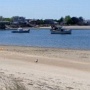 De l'autre côté de la rue, la marina. Petite plage à l'abri du vent.<br /> Nous y pique-niquons